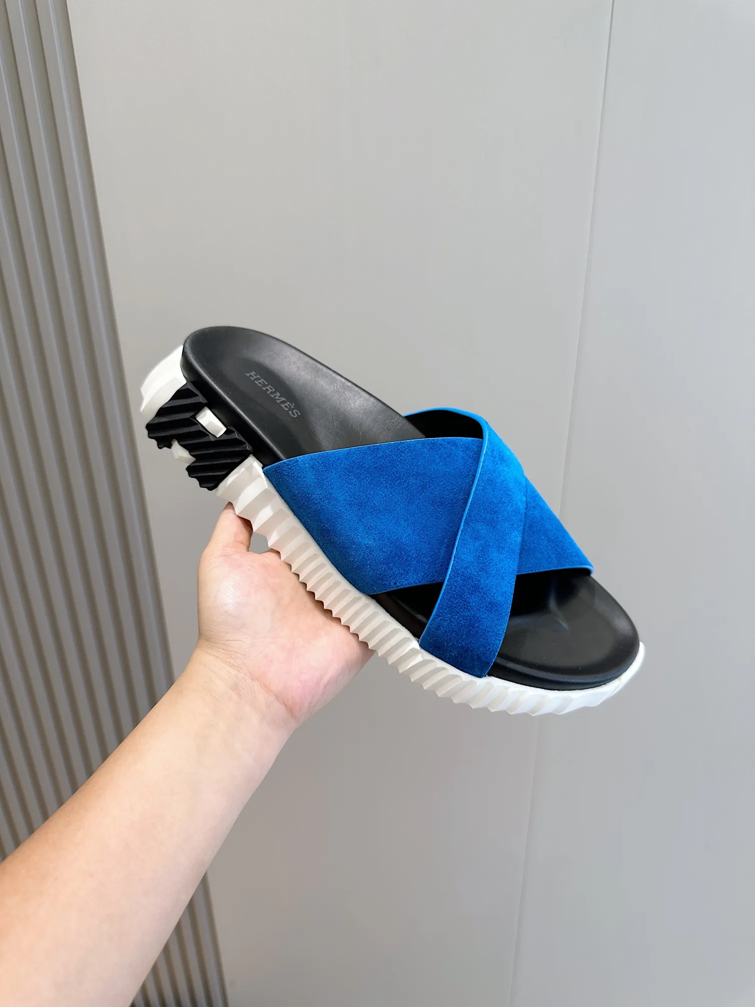 [HERMÈS] Top men's shoes 💰: 340💰 Size: 39-44 (38.45 46 custom-made) Herme*H Home Hermès Men's Sandals and Slippers - Original Replica Purchase the original version and make it one to one, the outsole is privately modeled, and the outsole color corresponding to each color is the same as the original version. Come to those who know the stuff 💪 The ultra-light soles are designed in contrasting colors, and they feel so comfortable on your feet! Calfskin, cowhide feet, private mold outsole.